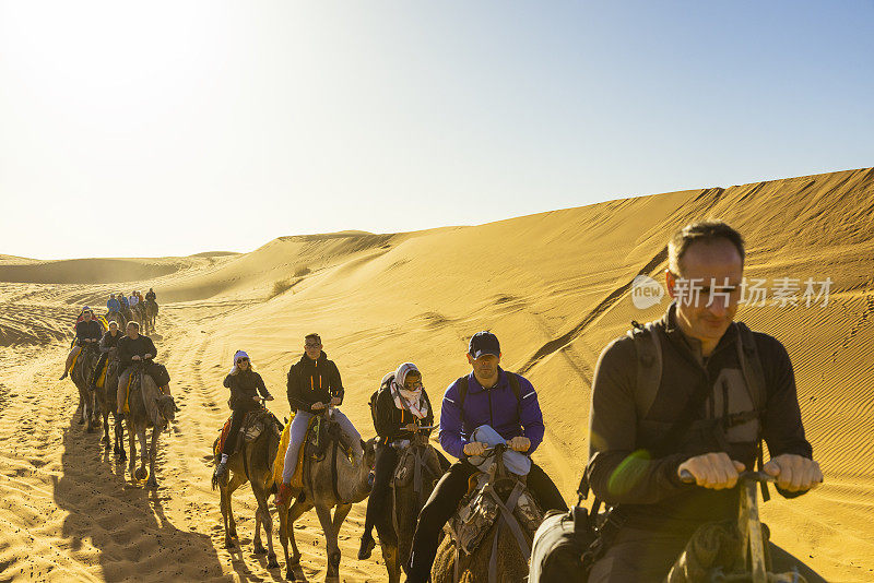 在沙漠中骑骆驼的游客，Merzouga, Erg Chebbi，撒哈拉，摩洛哥